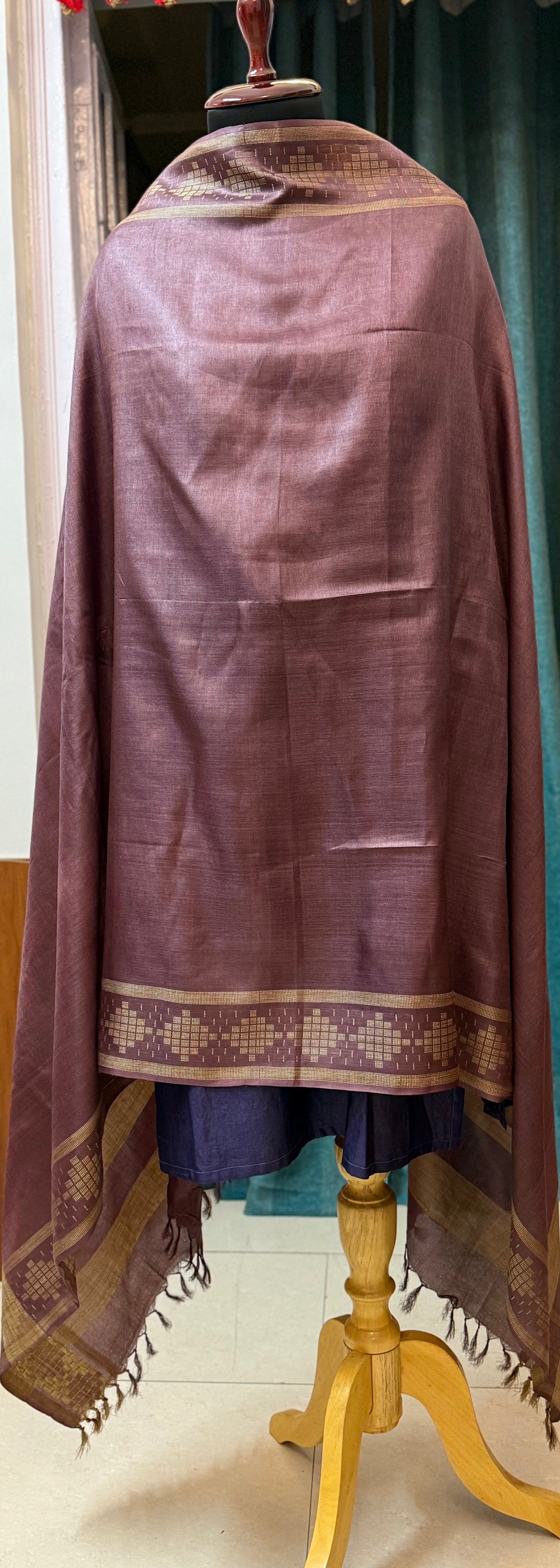 ABSTRACT WOVEN BORDER
